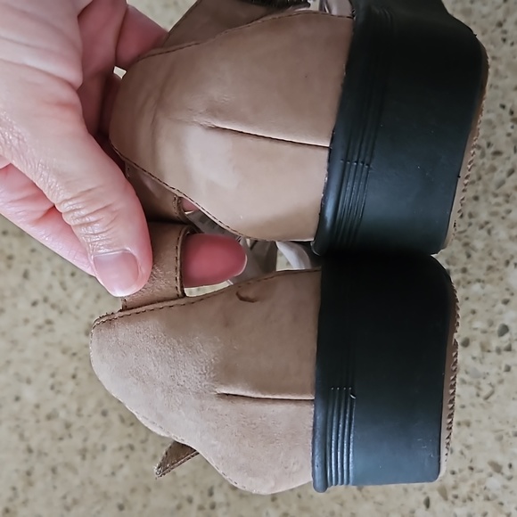 Women's size 9 Neutral Abeo tan sandals - Picture 4 of 10